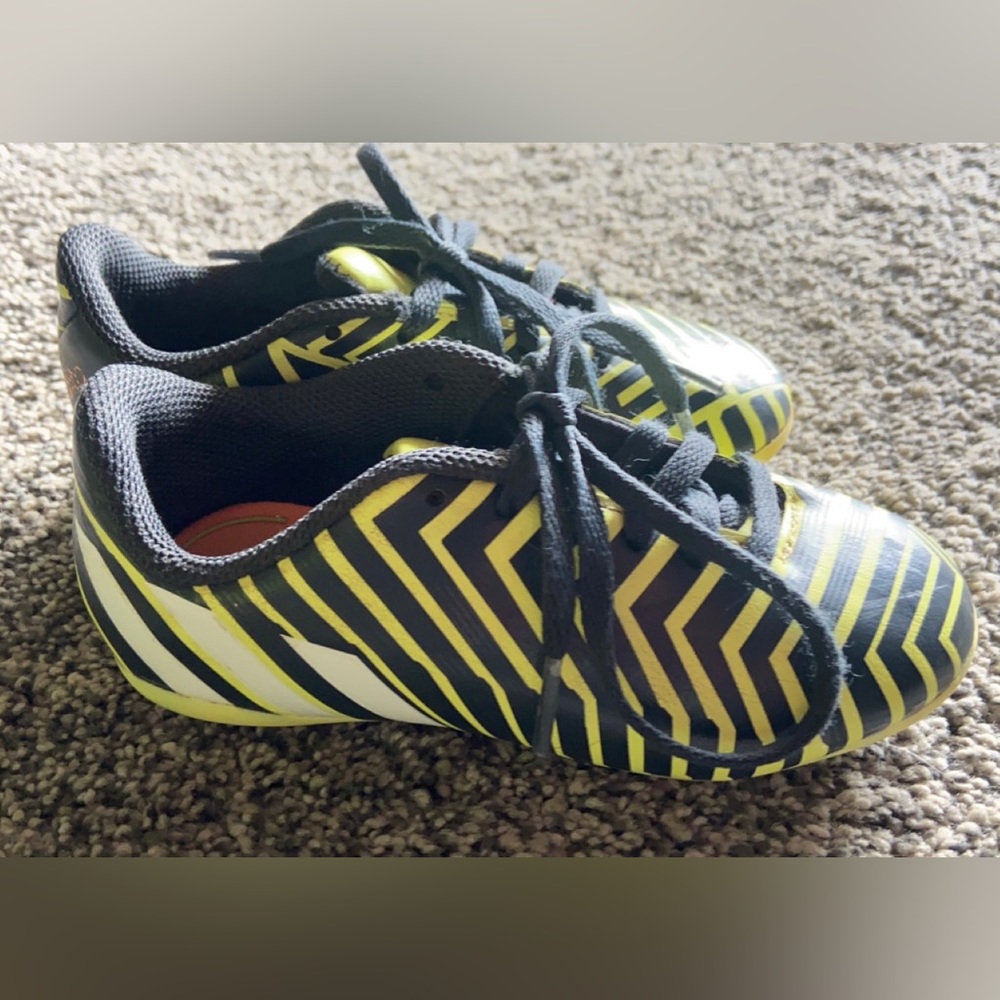 Boys Adidas Soccer Cleats, Black Yellow Stripes, Predito, Size 11K